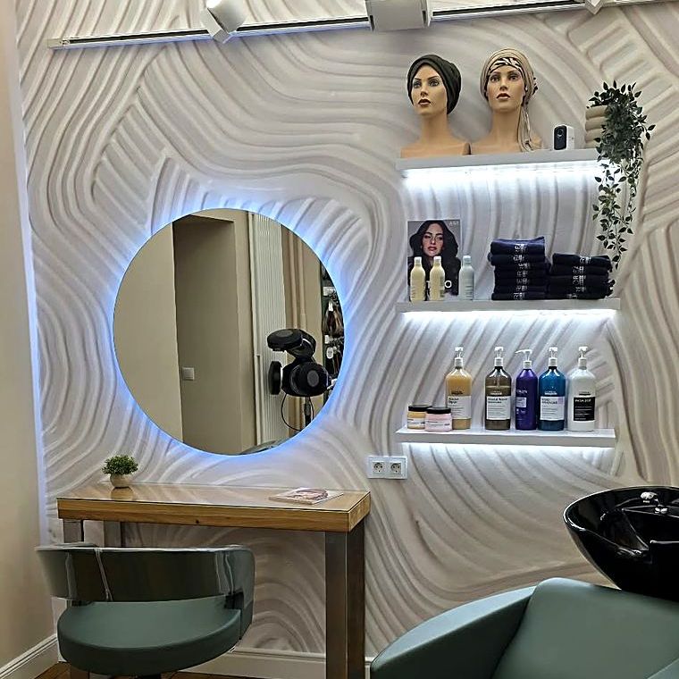 Wand mit Wellenrelief, rundem Spiegel und Turbanen im Regal
