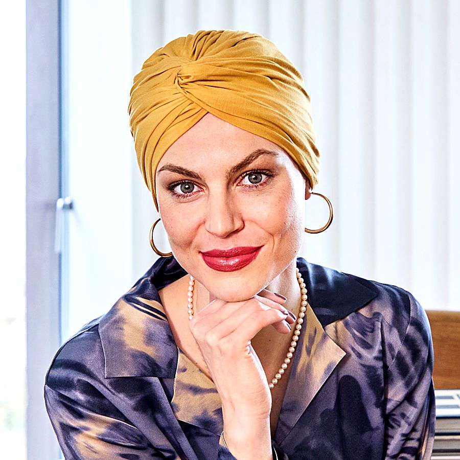 Frau mit bordeauxrotem Turban