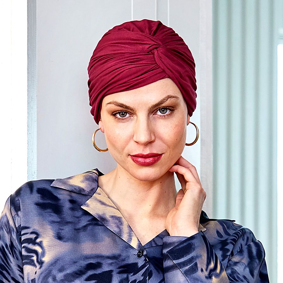 Zwei Modellköpfe mit Turbanen im Regal des Studios
